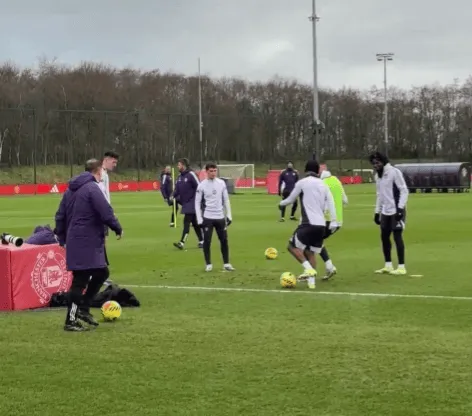 新球体育app-齐尔克泽&德里赫特缺席曼联今日训练,后者已伤缺近2个月