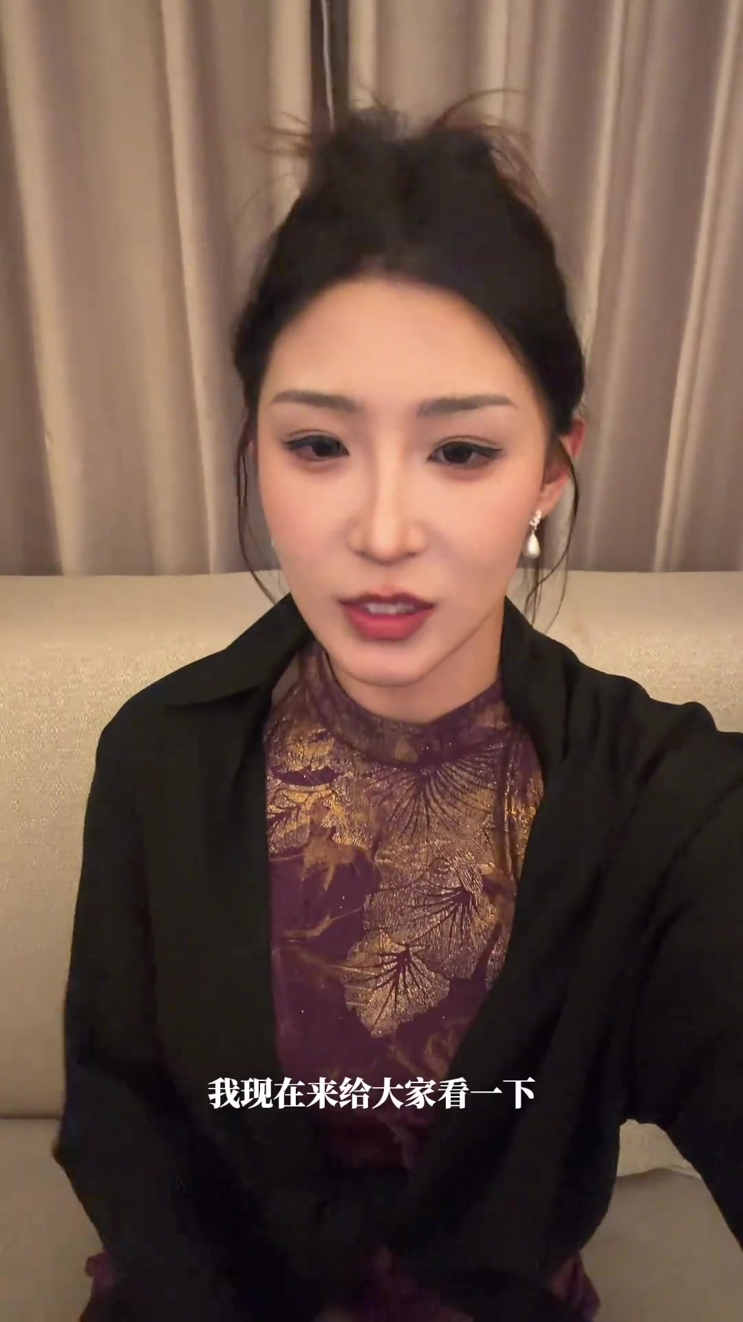 新球体育比分网-紫气东来！博主“马德李”穿紫色旗袍亮相亚洲杯抽签，助阵中国队